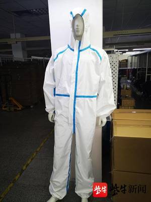 “热气出不去,冷风吹不进”的防护服是这样做出来的…记者探访波司登防护服生产车间